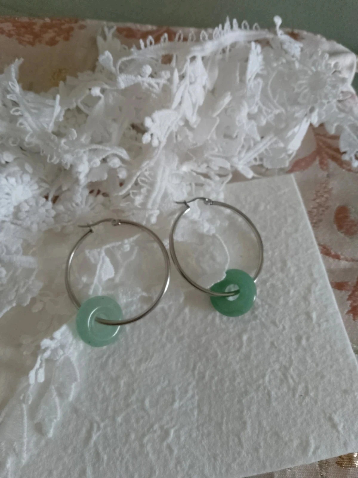 Créoles argentées et pierres d'aventurine verte – photo 4